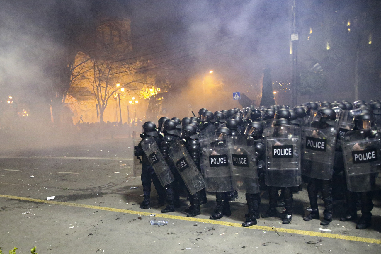Вот уже как несколько дней в Грузии проходят демонстрации против правительства, возглавляемого партией миллиардера Бидзины Иванишвили «Грузинская мечта».