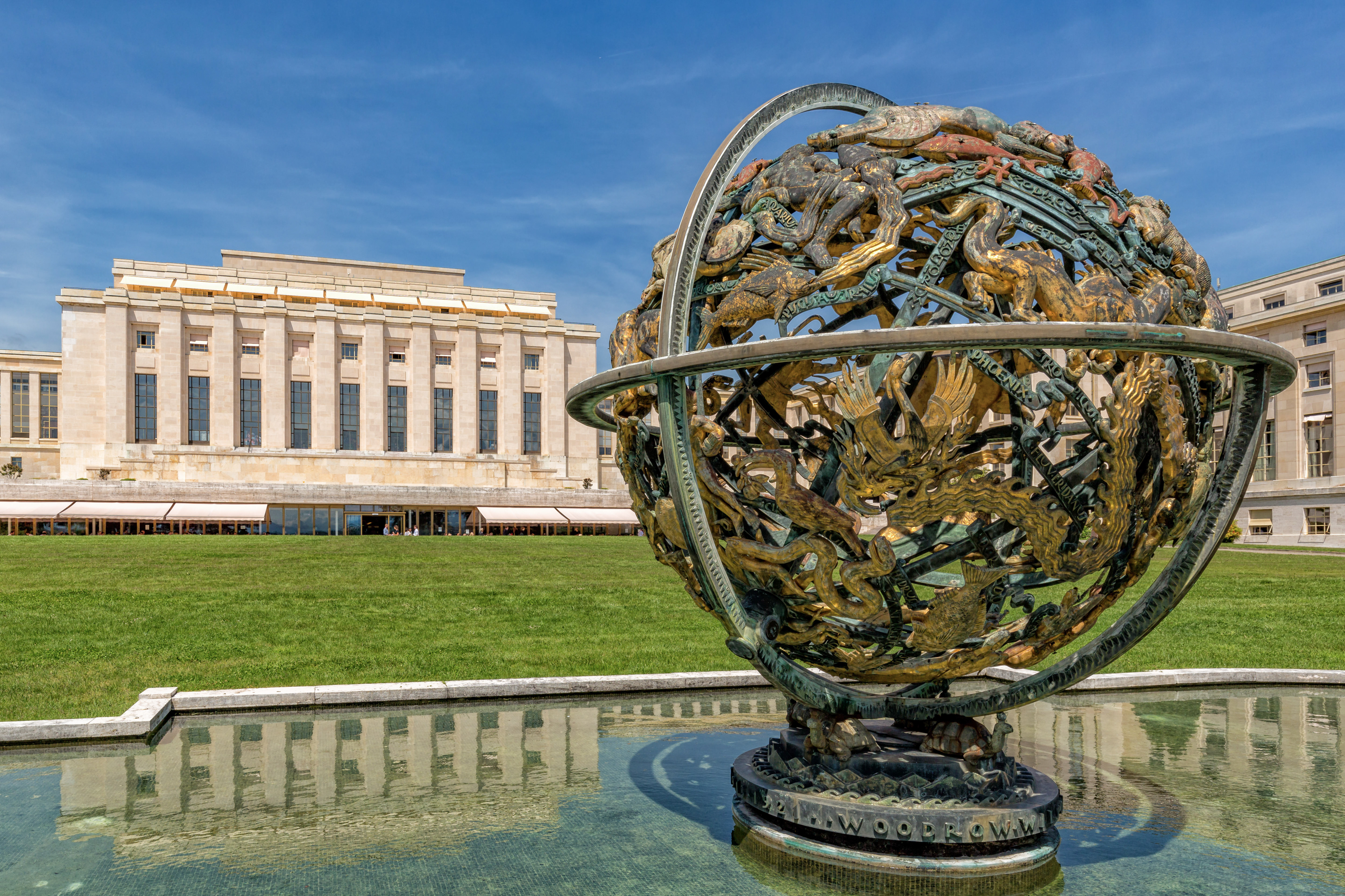 Monument in Form einer Weltkugel vor dem UN-Hauptquartier