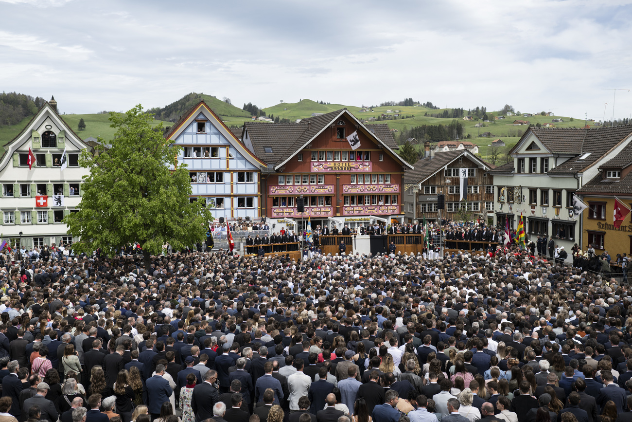 Народный законодательный сход (Landsgemeinde) кантона Аппенцелль-Внутренний начал работу в 12.30 дня 28 апреля 2024 года. Для кантона это самый важный день в году, все решения принимаются поднятием рук под открытым небом. Это одна из старейших форм непосредственного народоправства в Европе.