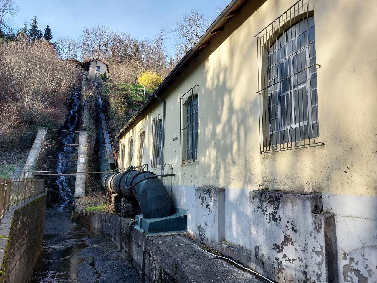 La condotta forzata della centrale di Cossogno. Oggi l'acqua fa un salto di circa 38 metri.