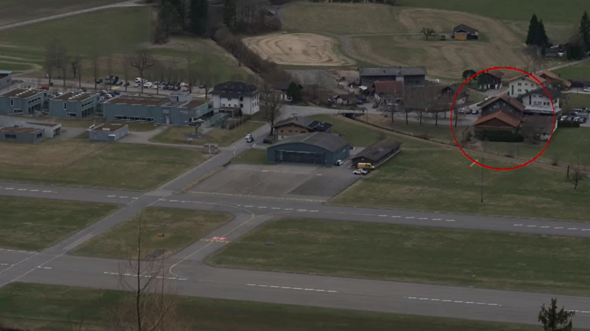 Der Militärflugplatz Meiringen, an den der Gasthof Rössli angrenzt.