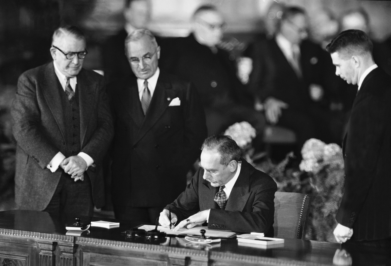 La signature du traité, 1949