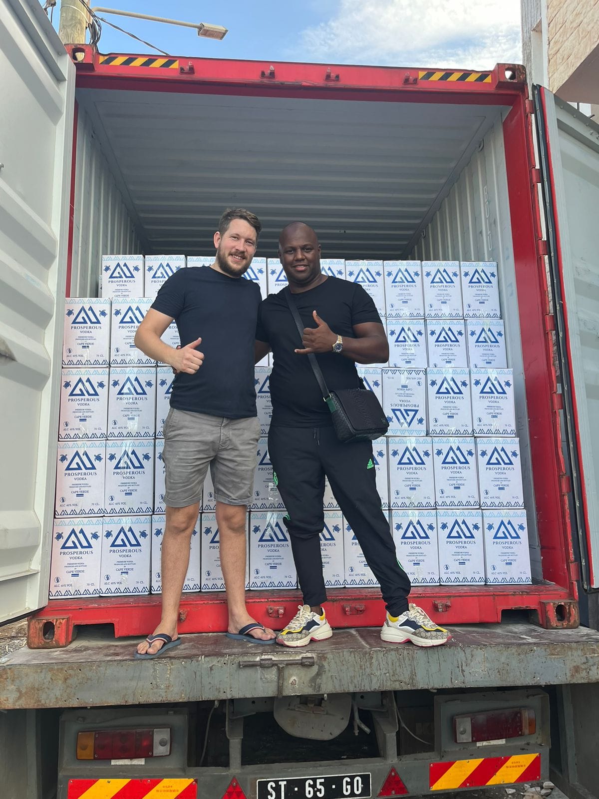 José Steiner und sein Geschäftspartner in einem Lastwagen voller Wodkakisten