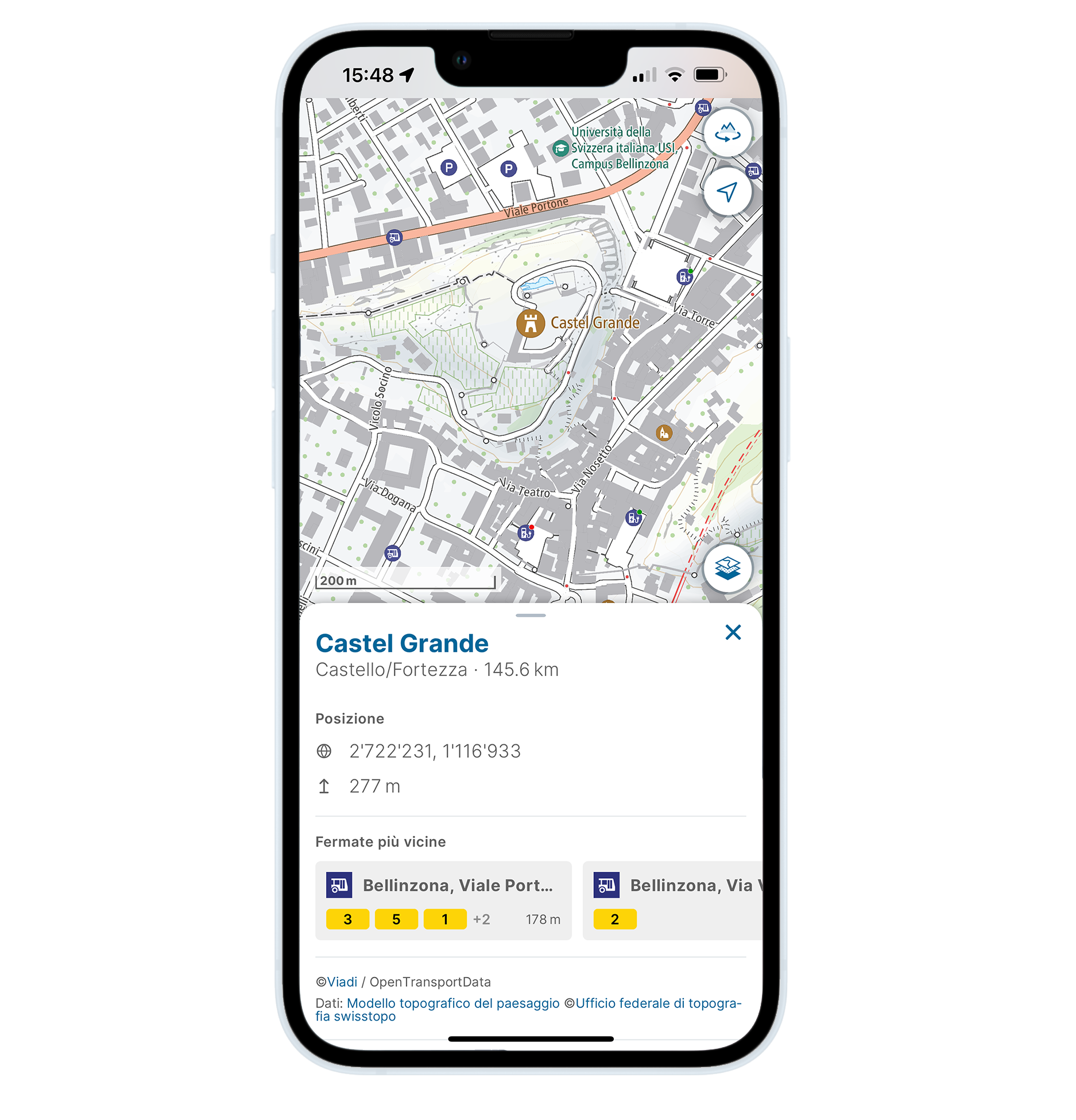 Изображение приложения Swisstopo, которое интегрирует в свои карты дополнительную информацию, например о ближайшем транспортном средстве рядом с местом поиска.