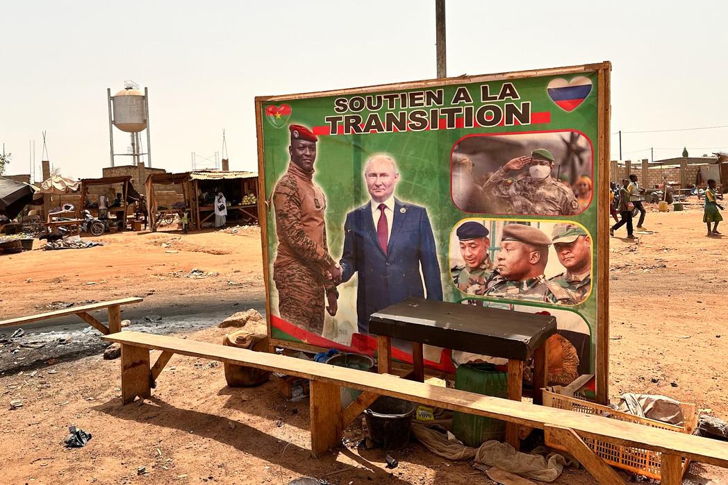 TraorÈ und Putin lächeln von einem Poster in Ouagadougou