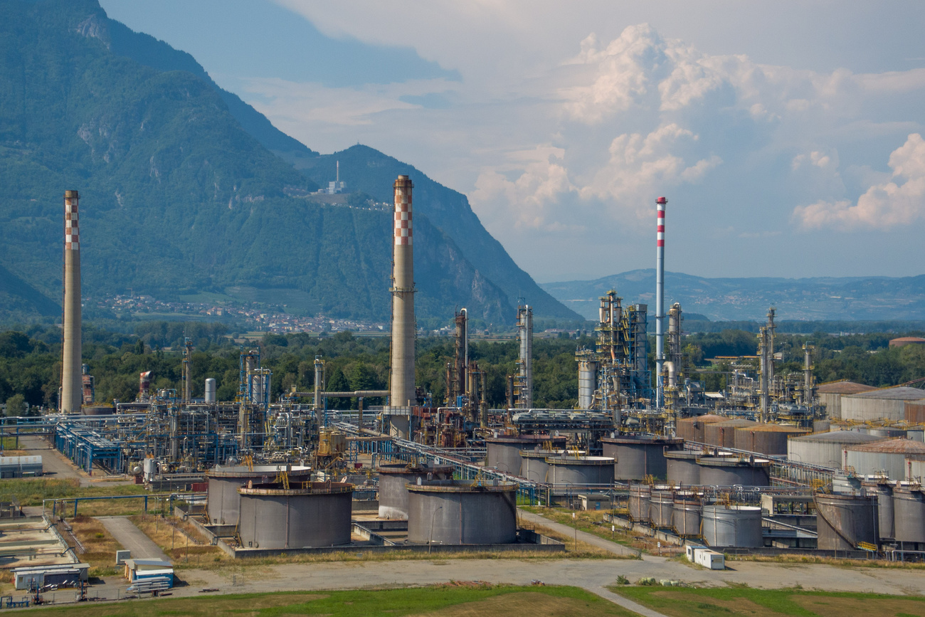 Швейцарский НПЗ в г. Коломбе (Collombey), кантон Вале. В настоящее время идет его демонтаж.