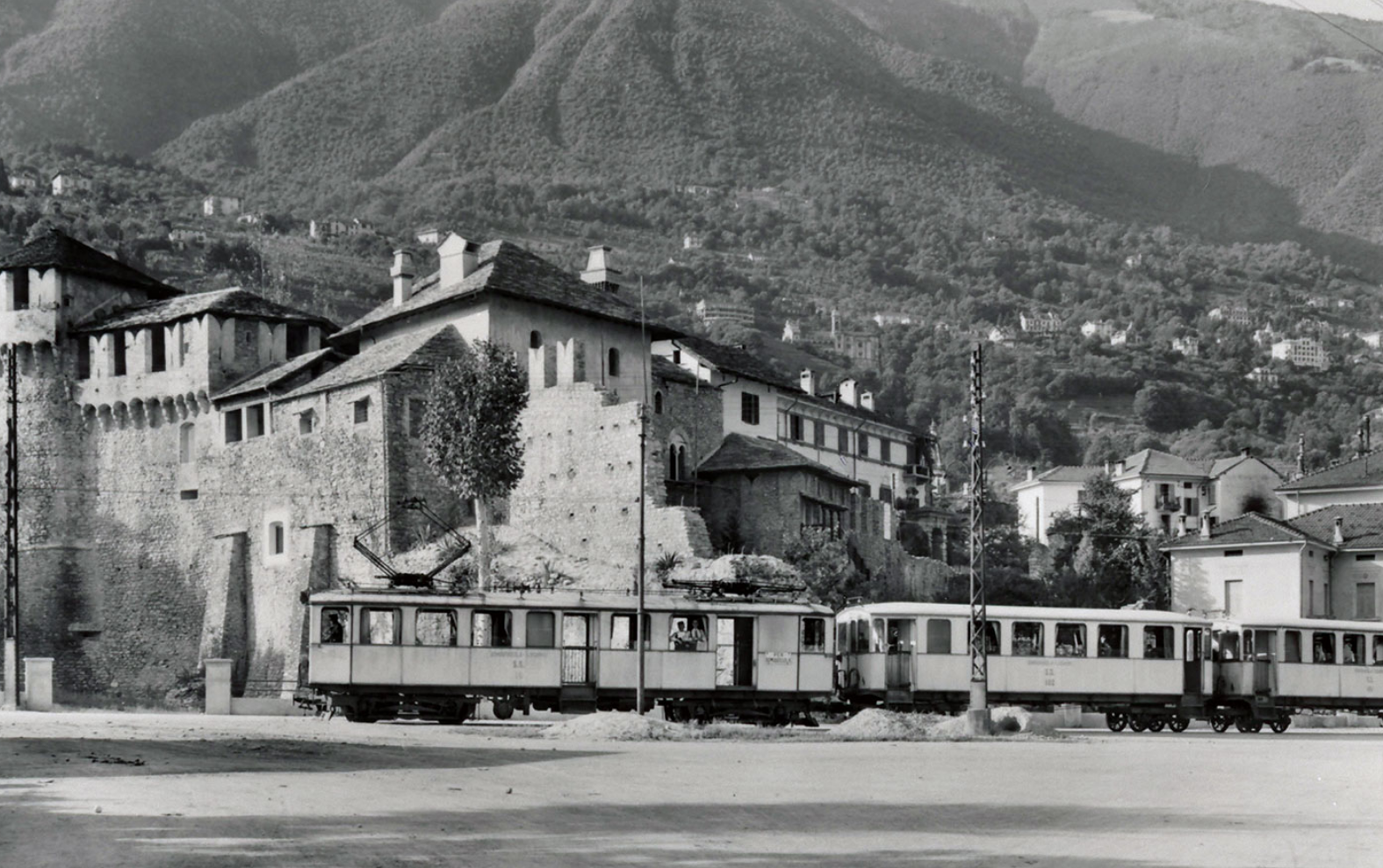 Motrice électrique passant devant un vieux château fort