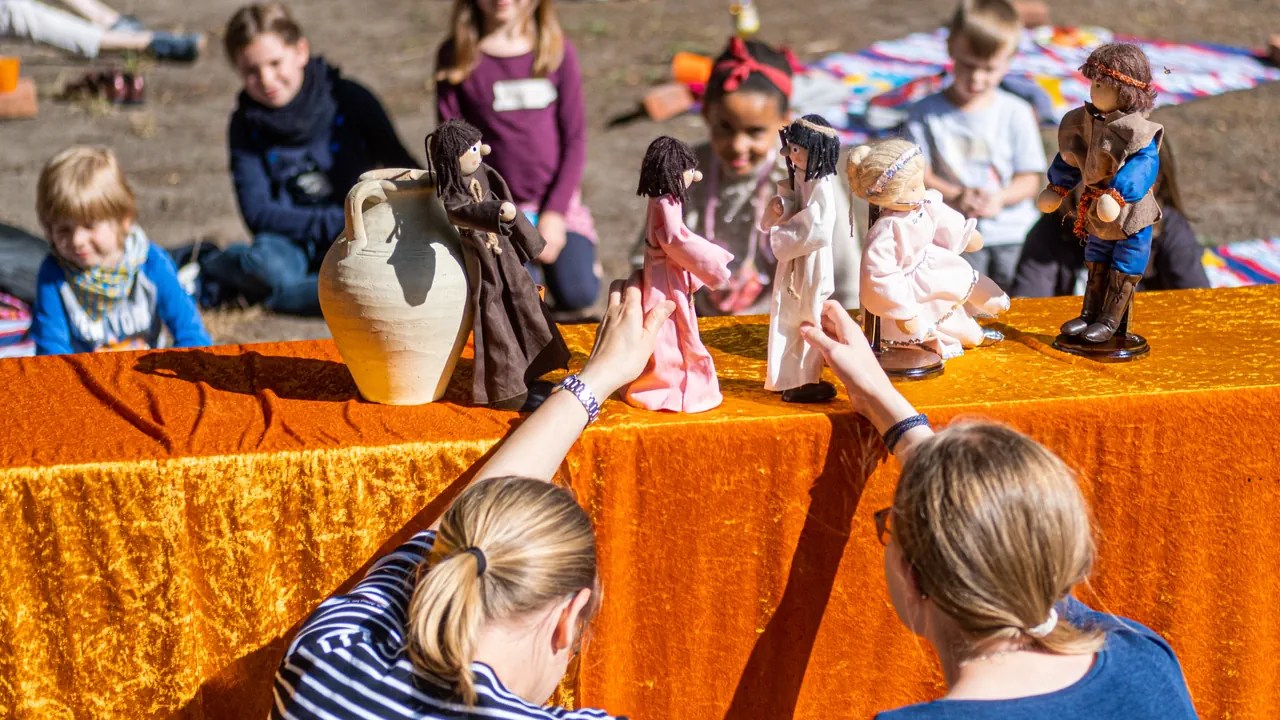 There are new forms of church-based children's and youth work everywhere: here a "crawling service" in the open air in the German state of North Rhine-Westphalia.