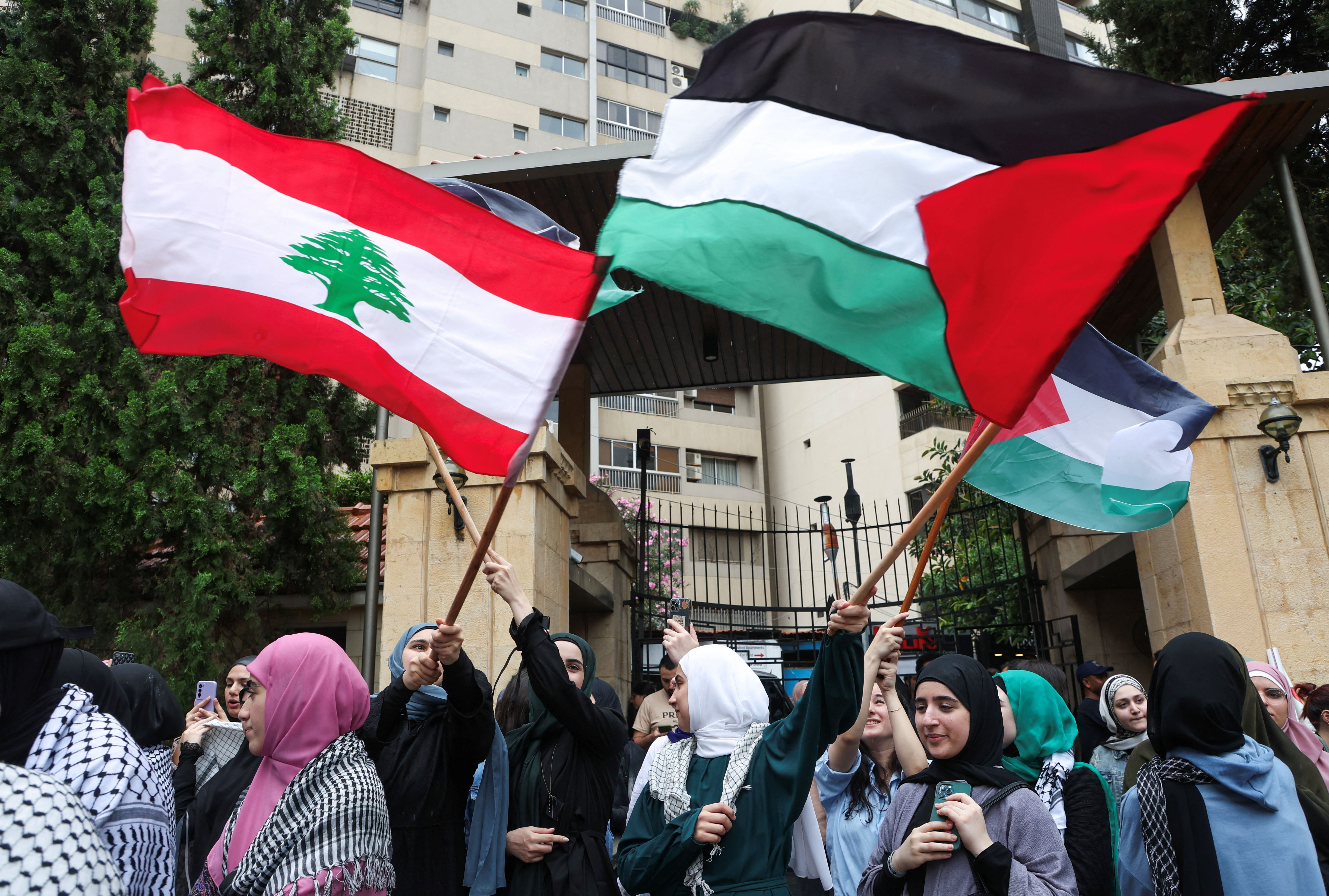 طلاب لبنانيون ينظمون احتجاجا جامعيا نادرا ضد إسرائيل - SWI swissinfo.ch