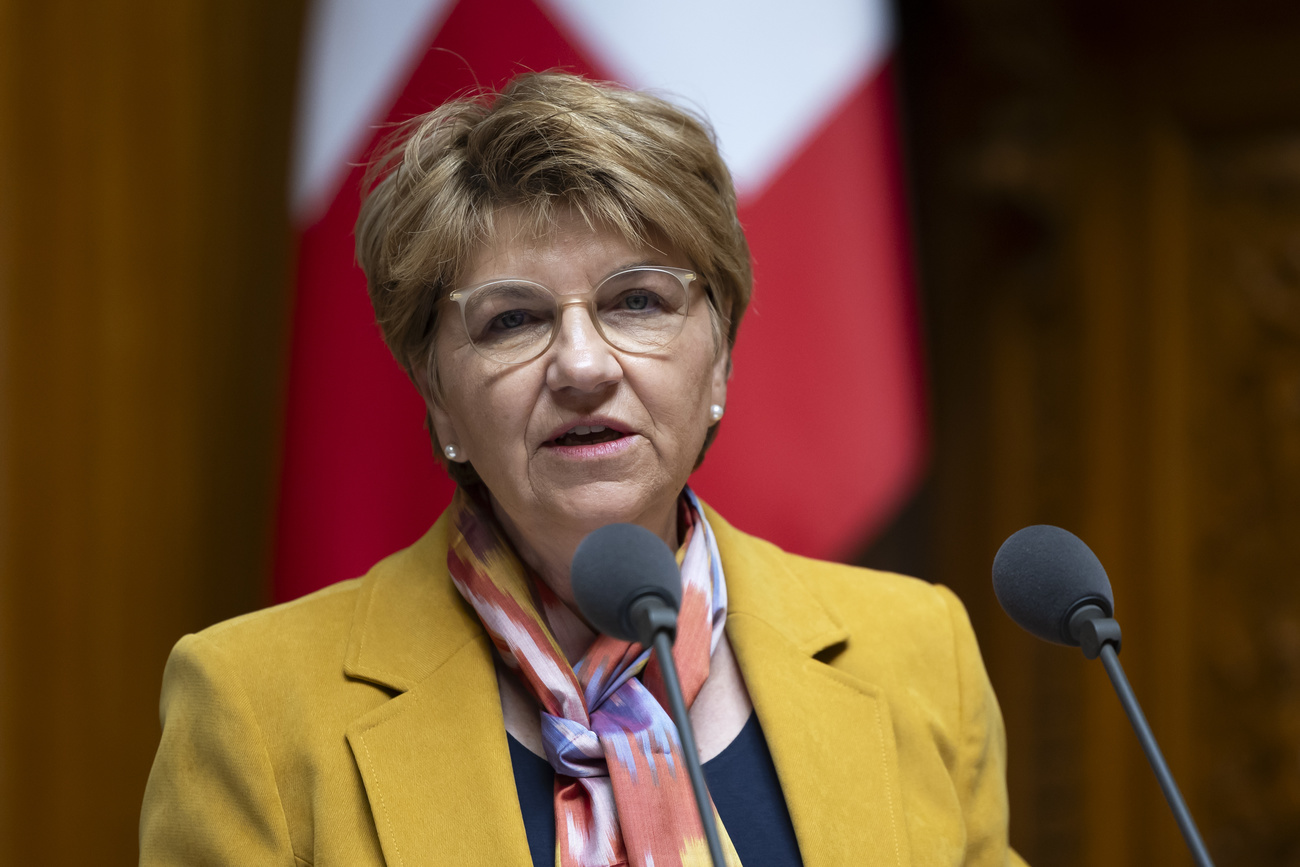 Президент Швейцарии в 2024 году и министр обороны страны Виола Амхерд сегодня находится в Будапеште, там она проведет консультации с премьер-министром Венгрии Виктором Орбаном.