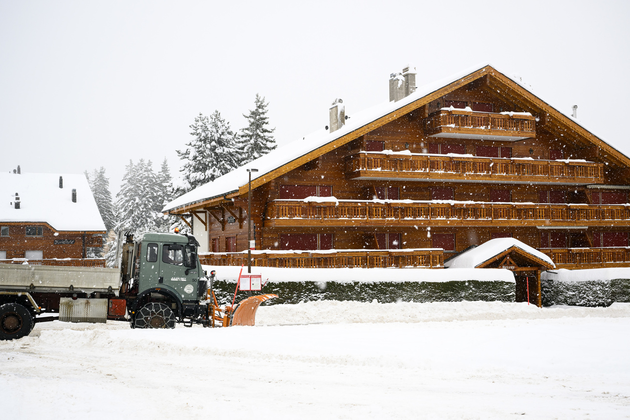 Uno spazzaneve sgombera la strada durante una nevicata nella stazione sciistica di Crans-Montana, nella Svizzera meridionale