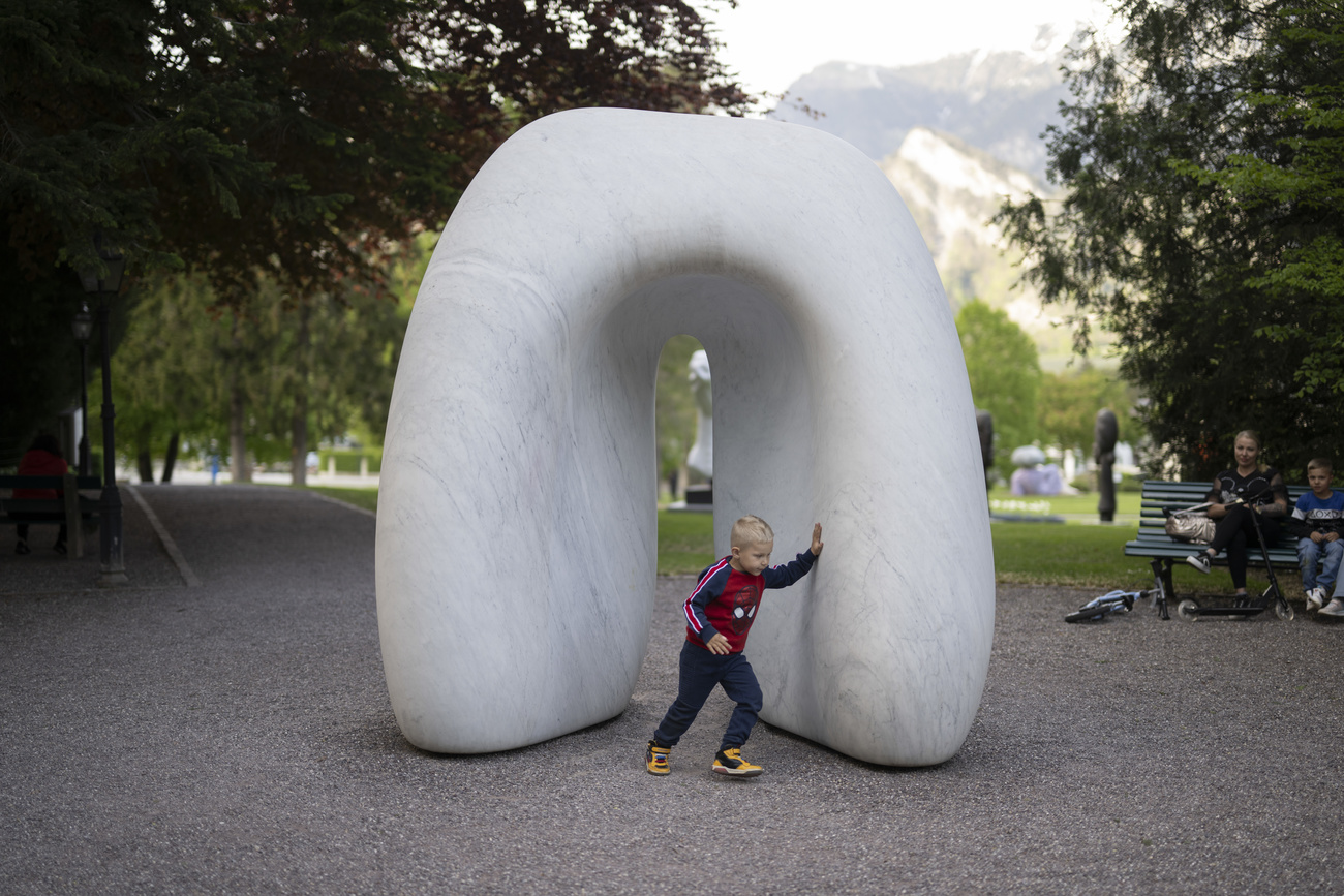 A child plays in the sculpture “Tensen” by the Japanese artist Kan Yasuda, at the International Triennale of Sculpture “Bad Ragartz”.