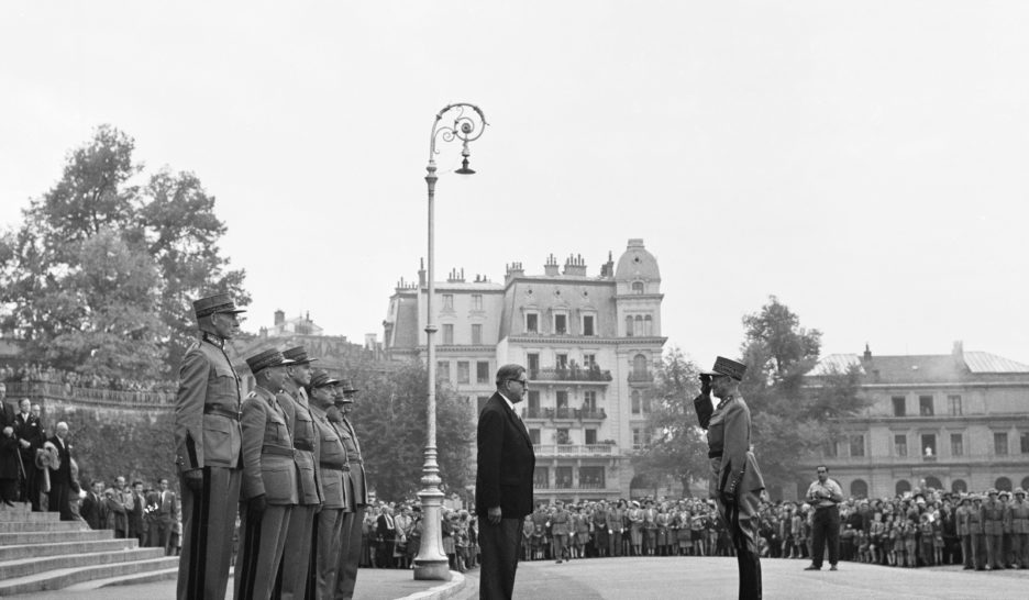 Rassemblement militaire de hauts gradés suisses sur une photo en noir et blanc