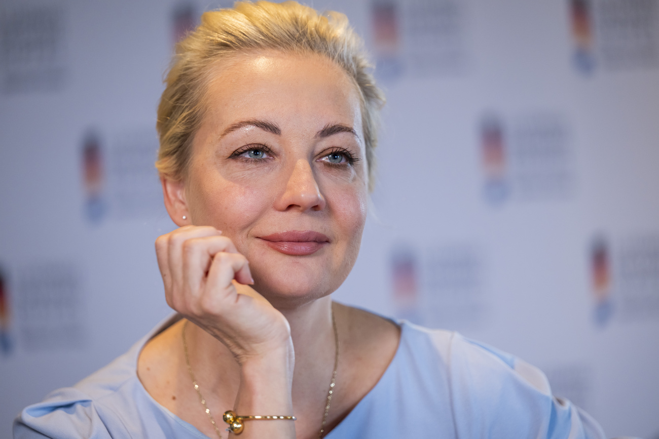 . Лишь время от времени она дает волю эмоциям: «Путин — мой враг, он трусливо убил моего мужа».