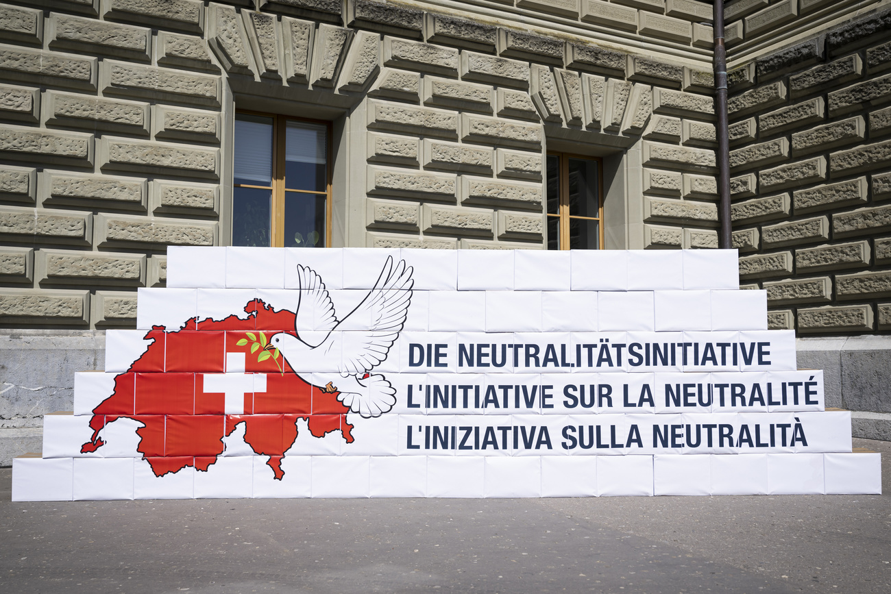 На прошлой неделе общественная правая ассоциация «Pro Schweiz» зарегистрировала народную законодательную инициативу, цель которой – закрепить «вечный, вооруженный нейтралитет» в Федеральной конституции.