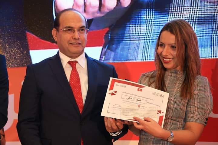 Amal Mekki riceve il premio per il miglior giornalismo investigativo.