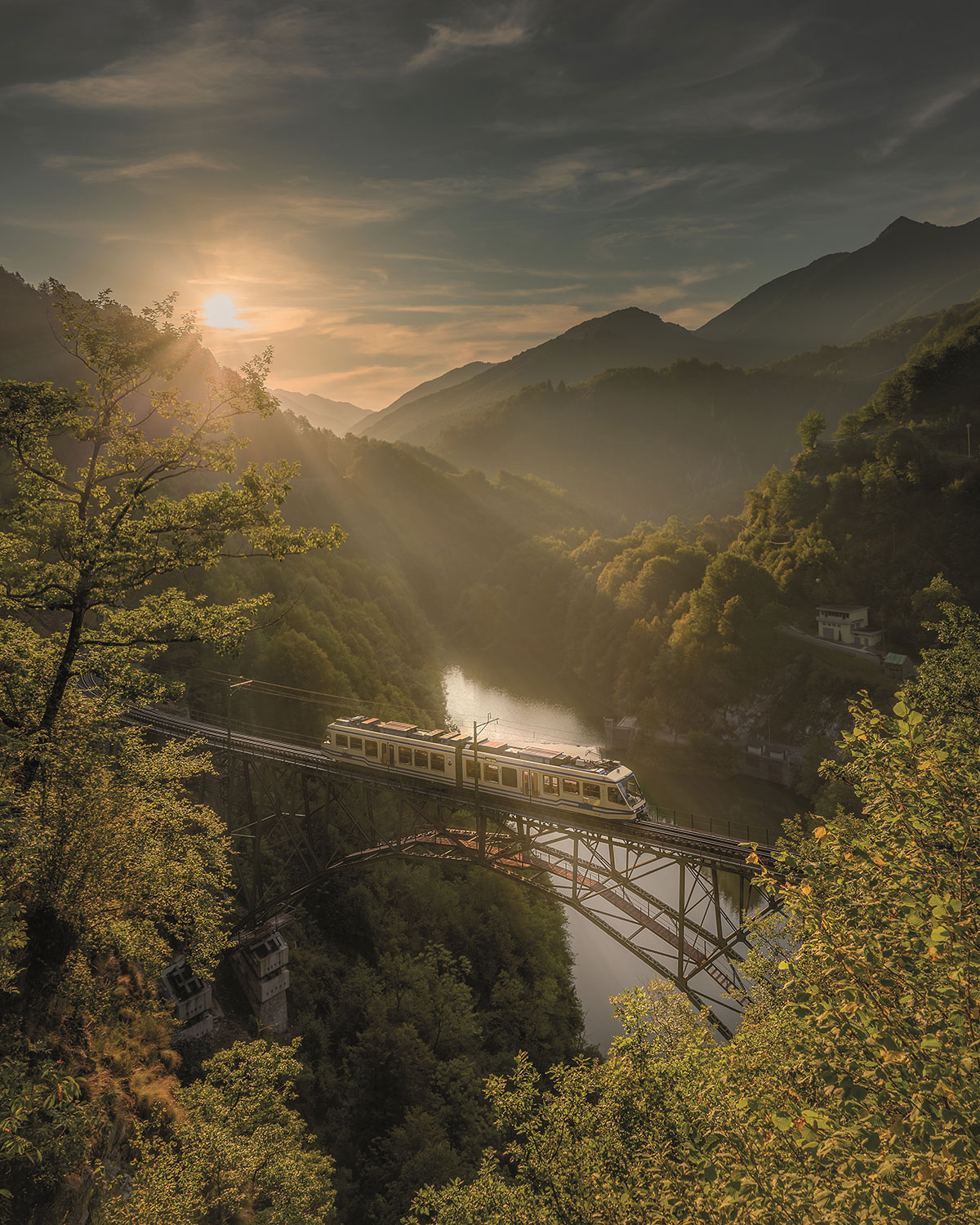 Train passant un viaduc dans un magnifique paysage de montagne