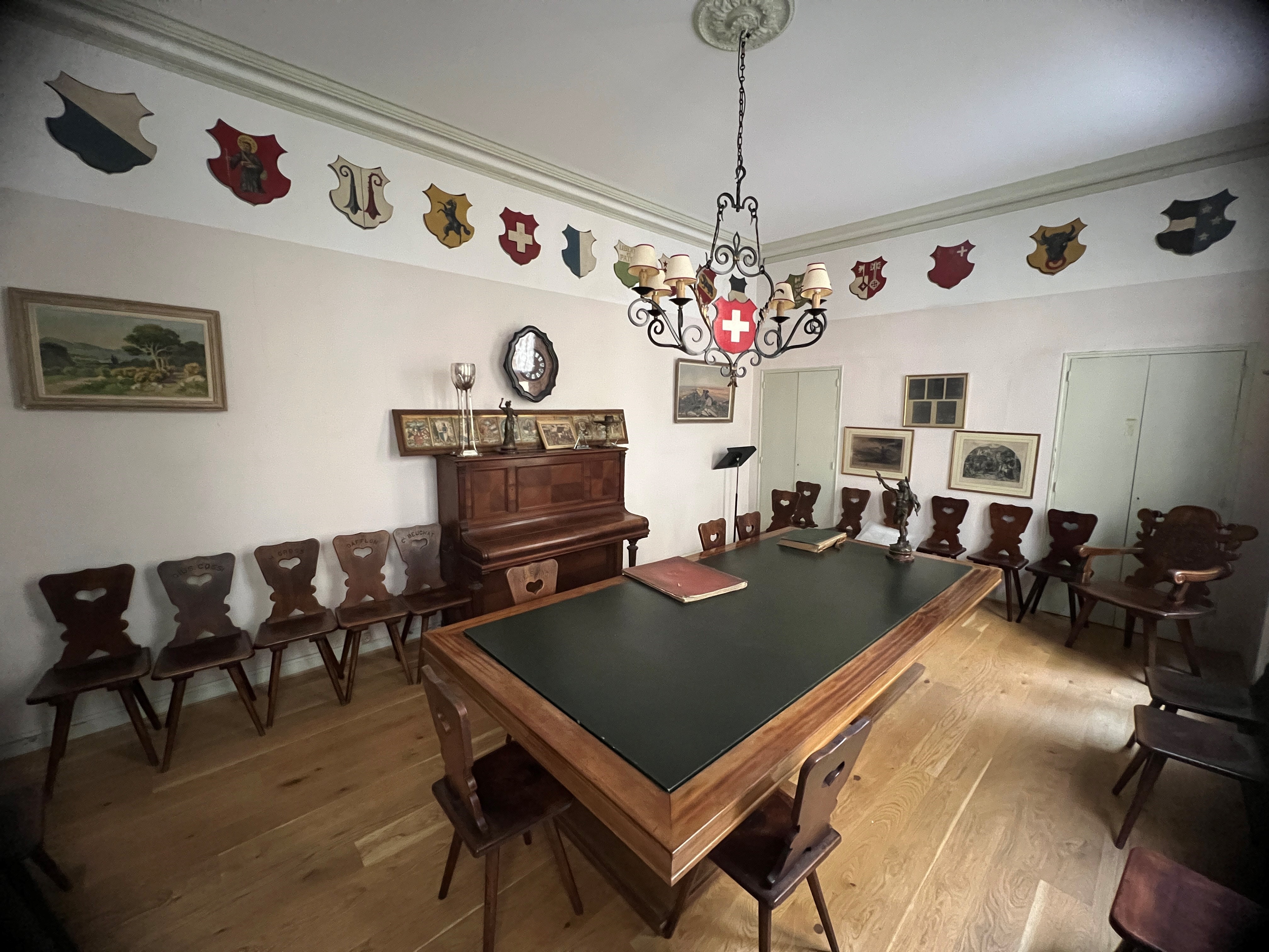 Ein leerer Saal mit viel Holz und Schweizer Folklore-Schmuck.