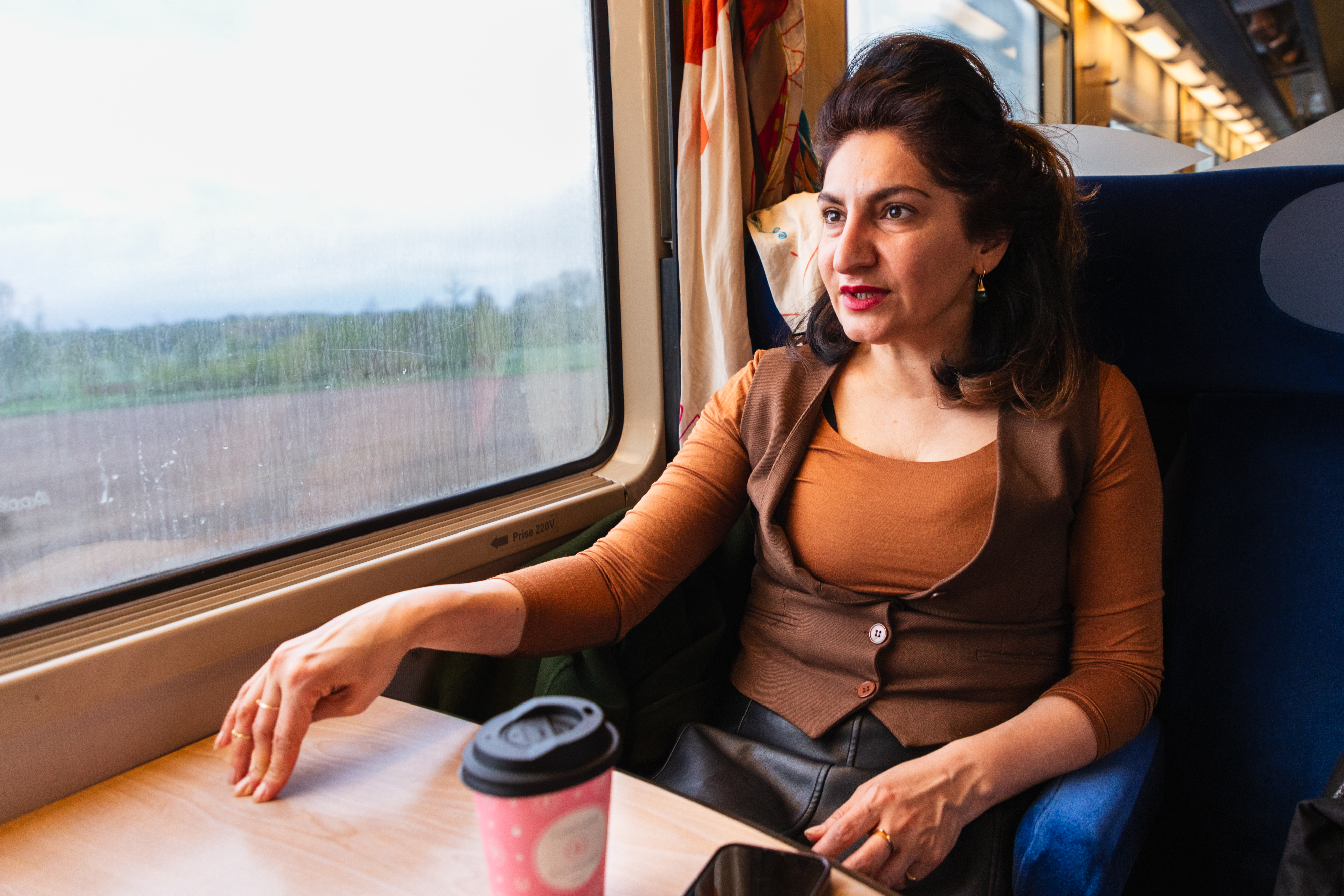 Mulher sentada em uma cadeira de trem