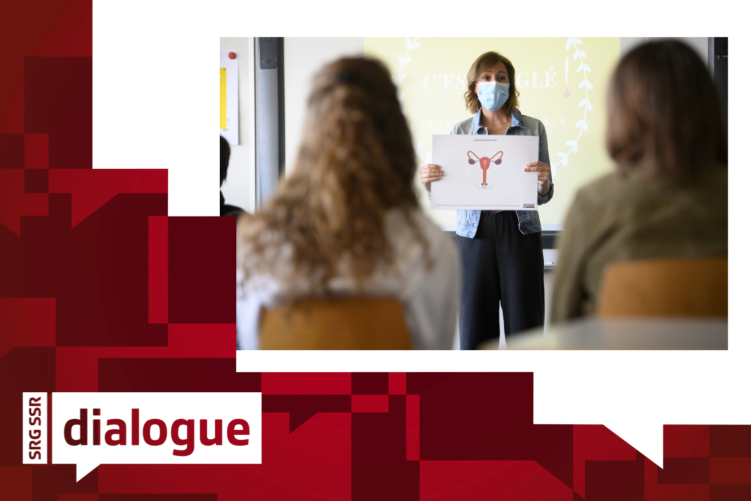 Chloe Parrat animatrice PROFA montre une image du systeme repoducteur de la femme lors d'un cours - atelier de sensibilisation sur les regles menstruelles a des eleves de secondaire d'une classe d' ecole de 9eme annee scolaire ce mardi 1 juin 2021 au College des Voiles du Leman a Preverenges