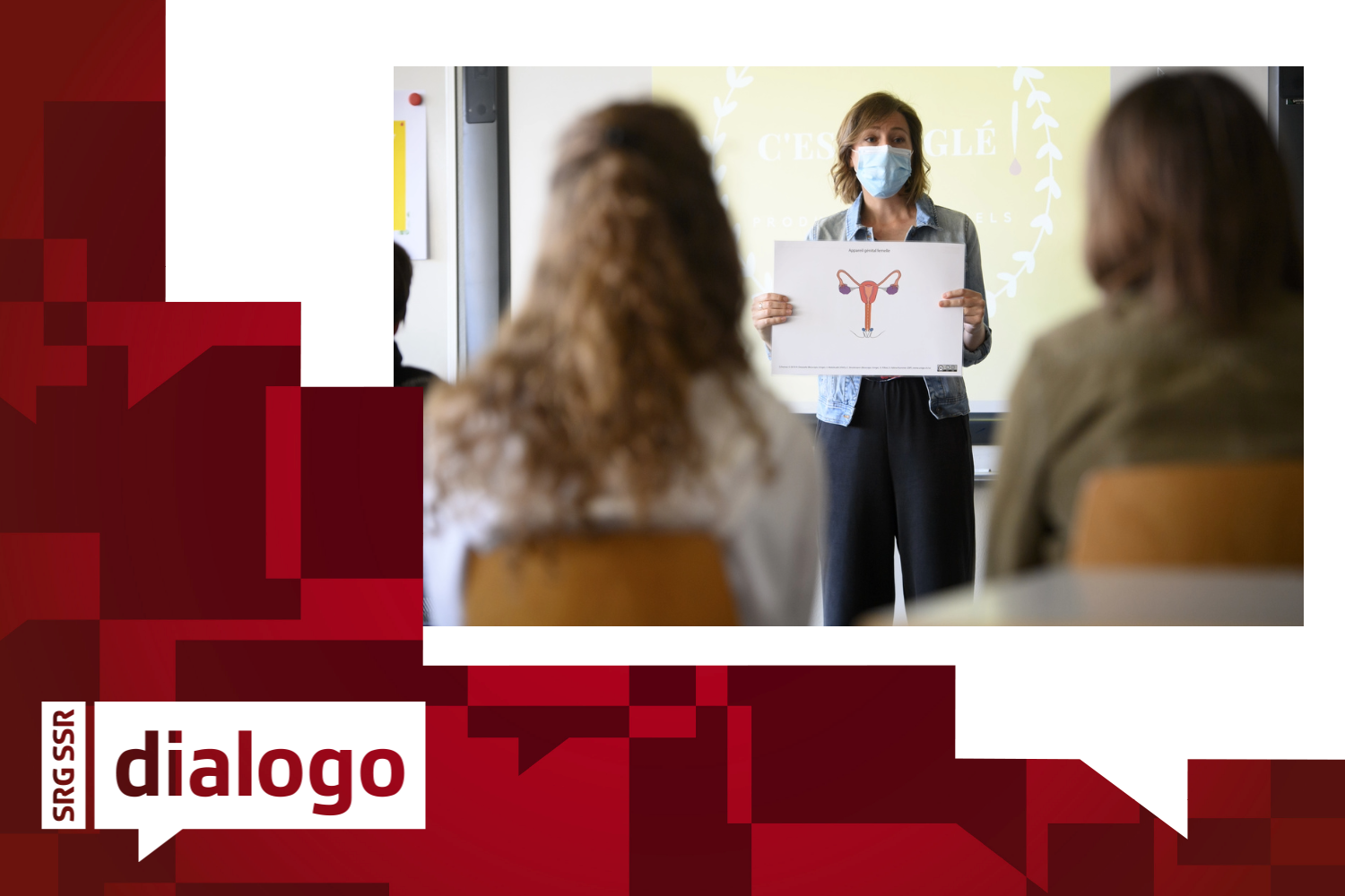 La facilitatrice PROFA Chloe Parrat mostra un'immagine dell'apparato riproduttivo femminile durante una lezione-laboratorio di sensibilizzazione sul ciclo mestruale per gli studenti del nono anno della scuola secondaria presso il College des Voiles du Leman a Preverenges, martedì 1° giugno 2021.