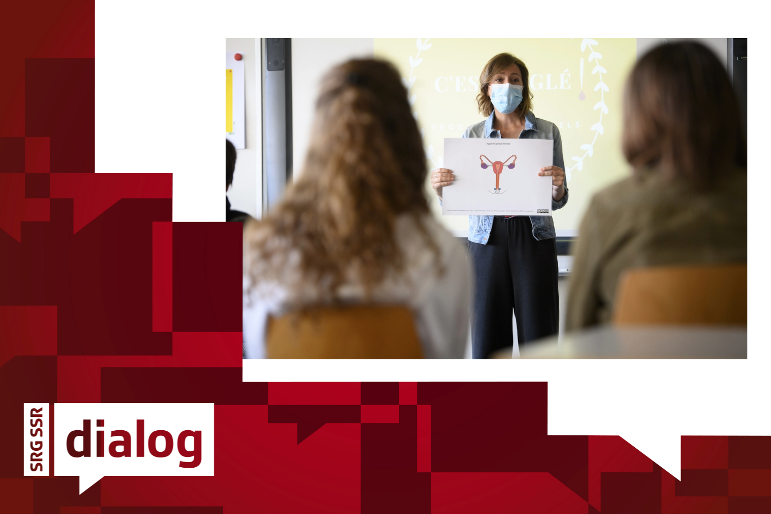 Chloe Parrat, PROFA-Animatorin, zeigt ein Bild des weiblichen Reproduktionssystems während eines Aufklärungsunterrichts - Workshops zum Thema Menstruation für Schülerinnen und Schüler der Sekundarstufe einer 9. Schulklasse am Dienstag, den 1. Juni 2021 im College des Voiles du Leman in Preverenges