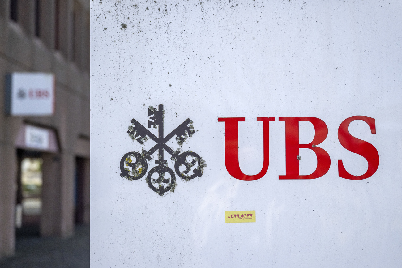 logo di ubs su una parete
