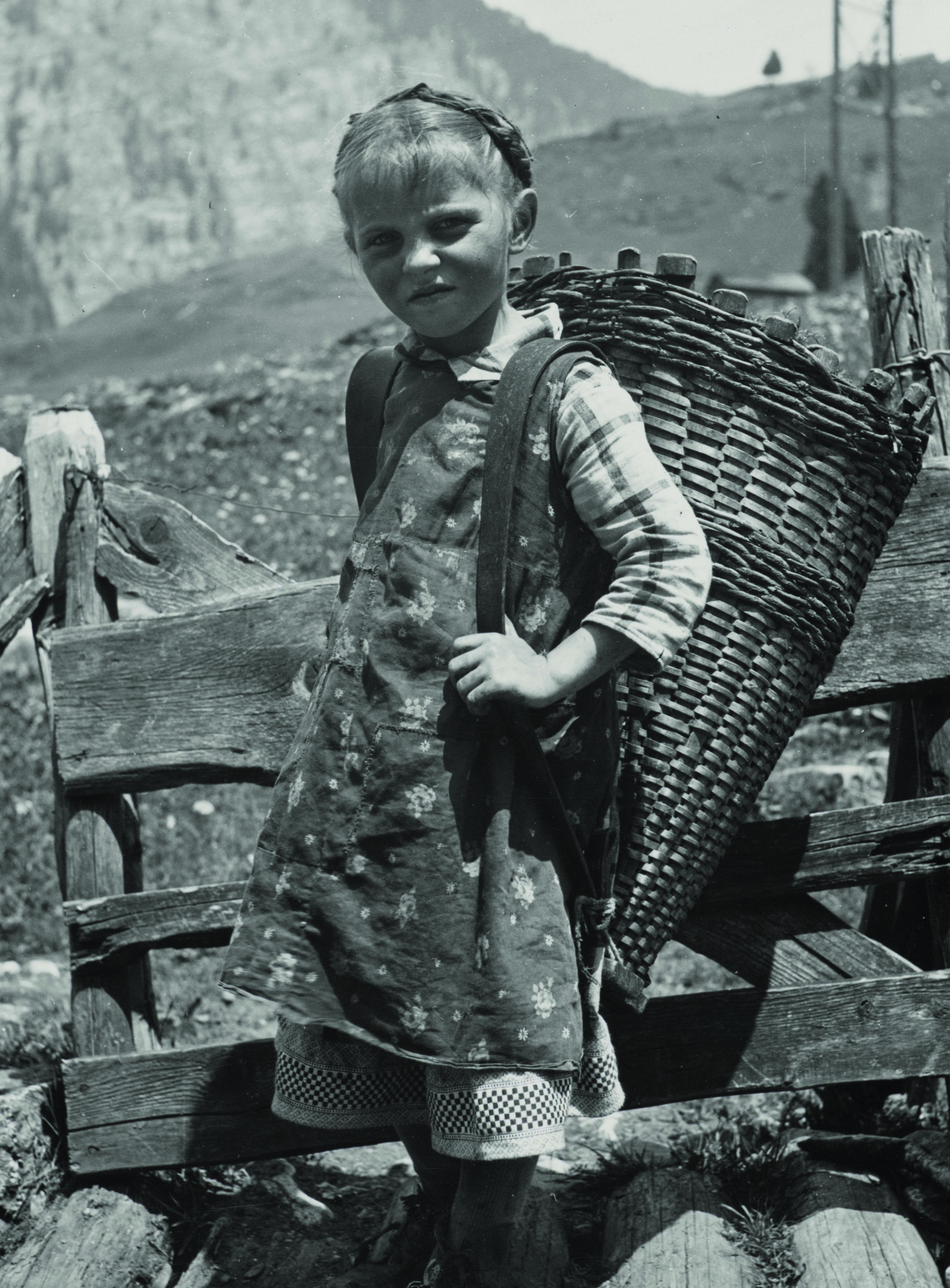 المزارعة الطفلة تسيتسيليا شميديغ بعدسة المصوّر ليونارد فون مات، حوالي العام 1942.