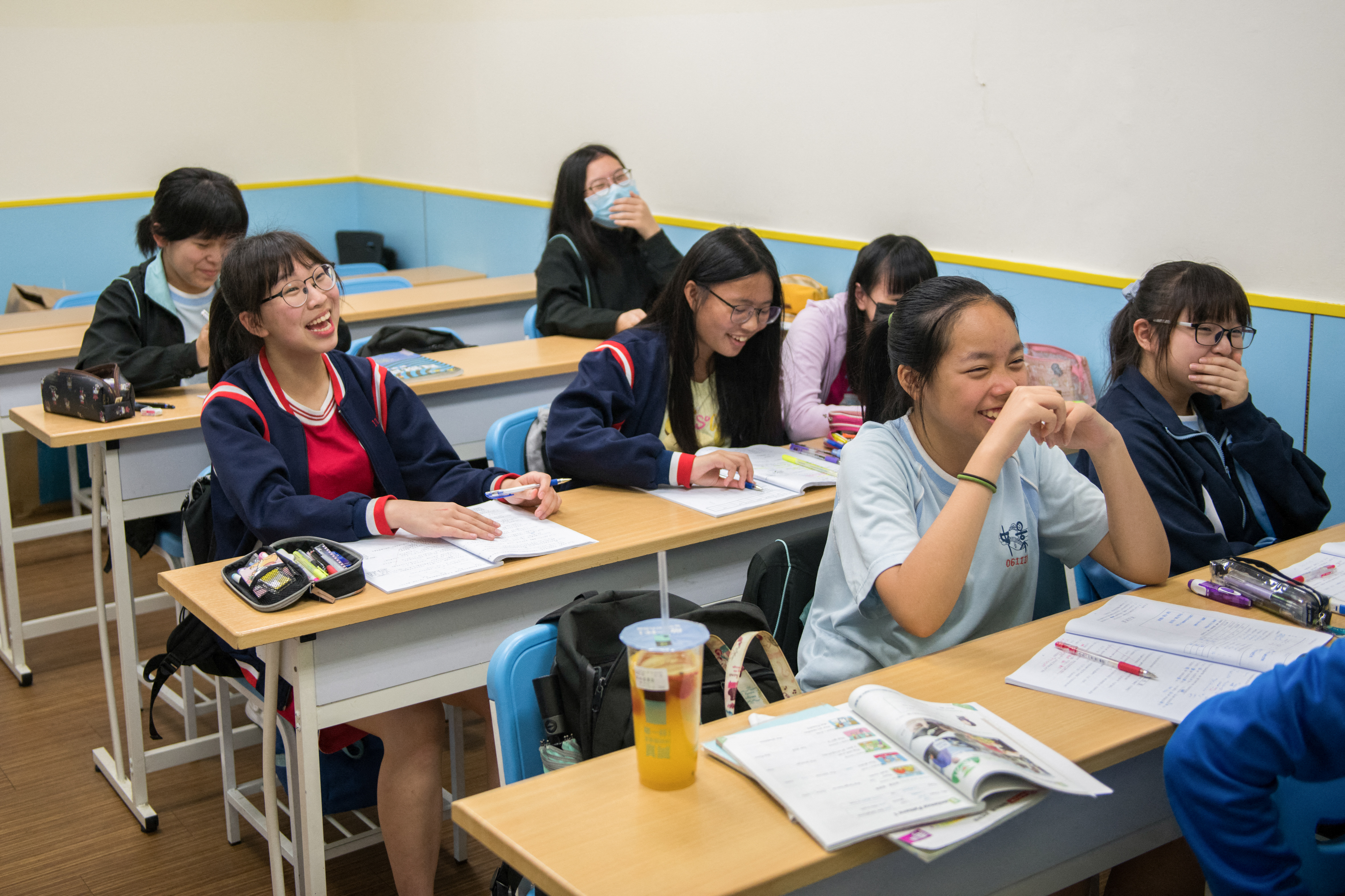 Schulzimmer in Taipei, Taiwan. Schüler:innen sitzen an Pulten und sind am Lachen