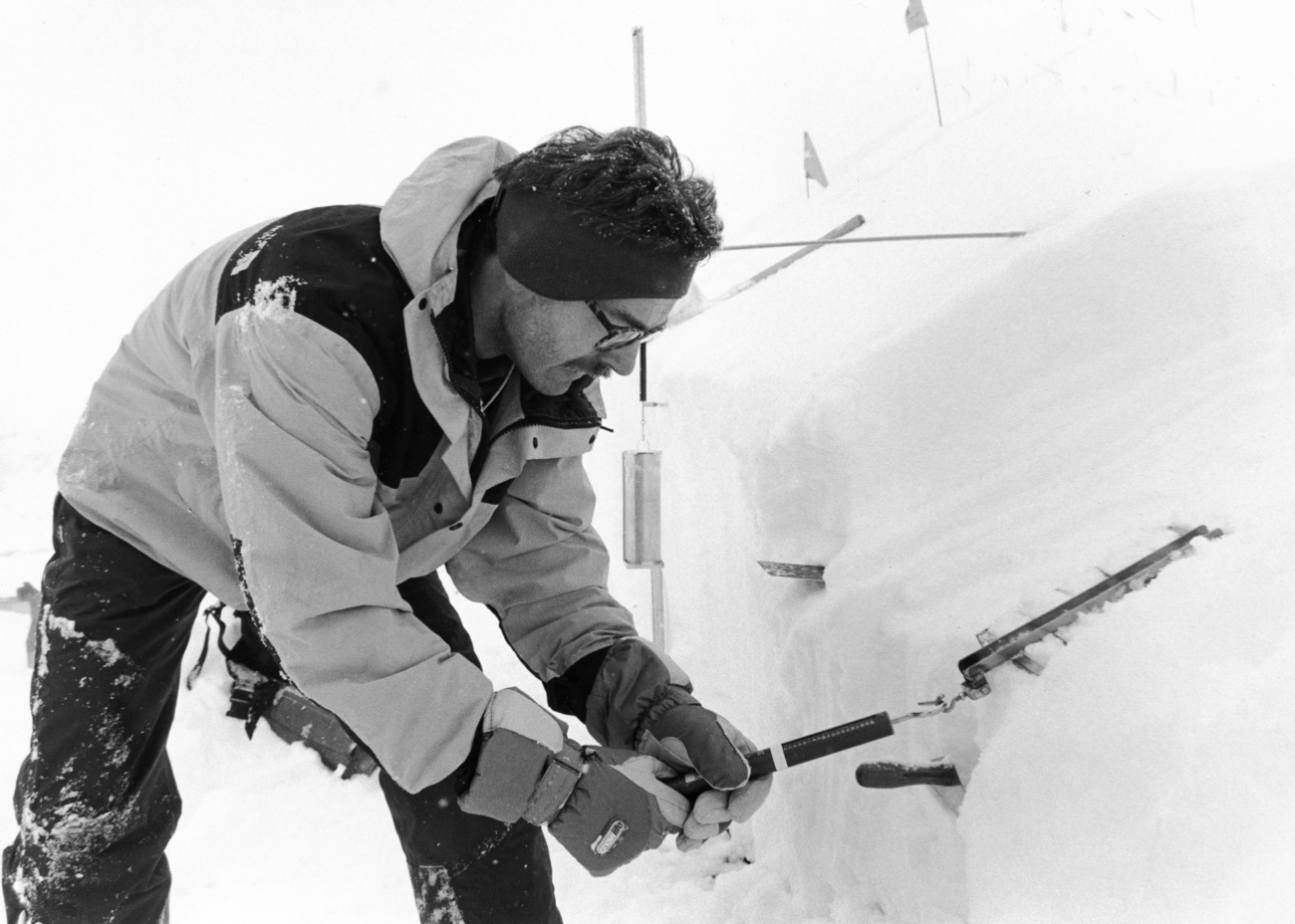 persona in un buco di neve