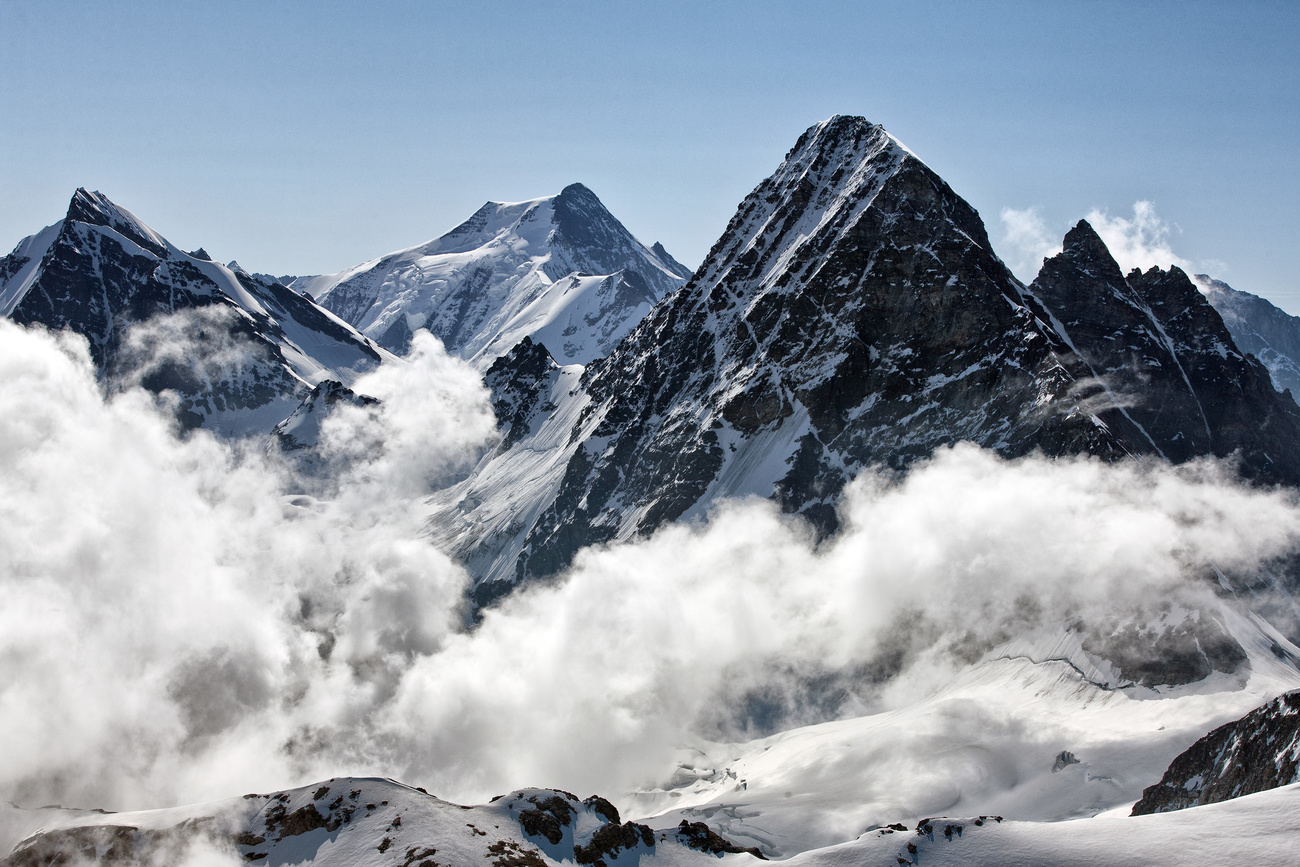 La vetta del Breithorn, a destra, in Vallese.