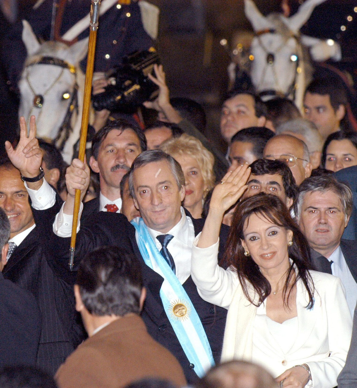 Nestor Kirchner und Cristina Kirchner winken.