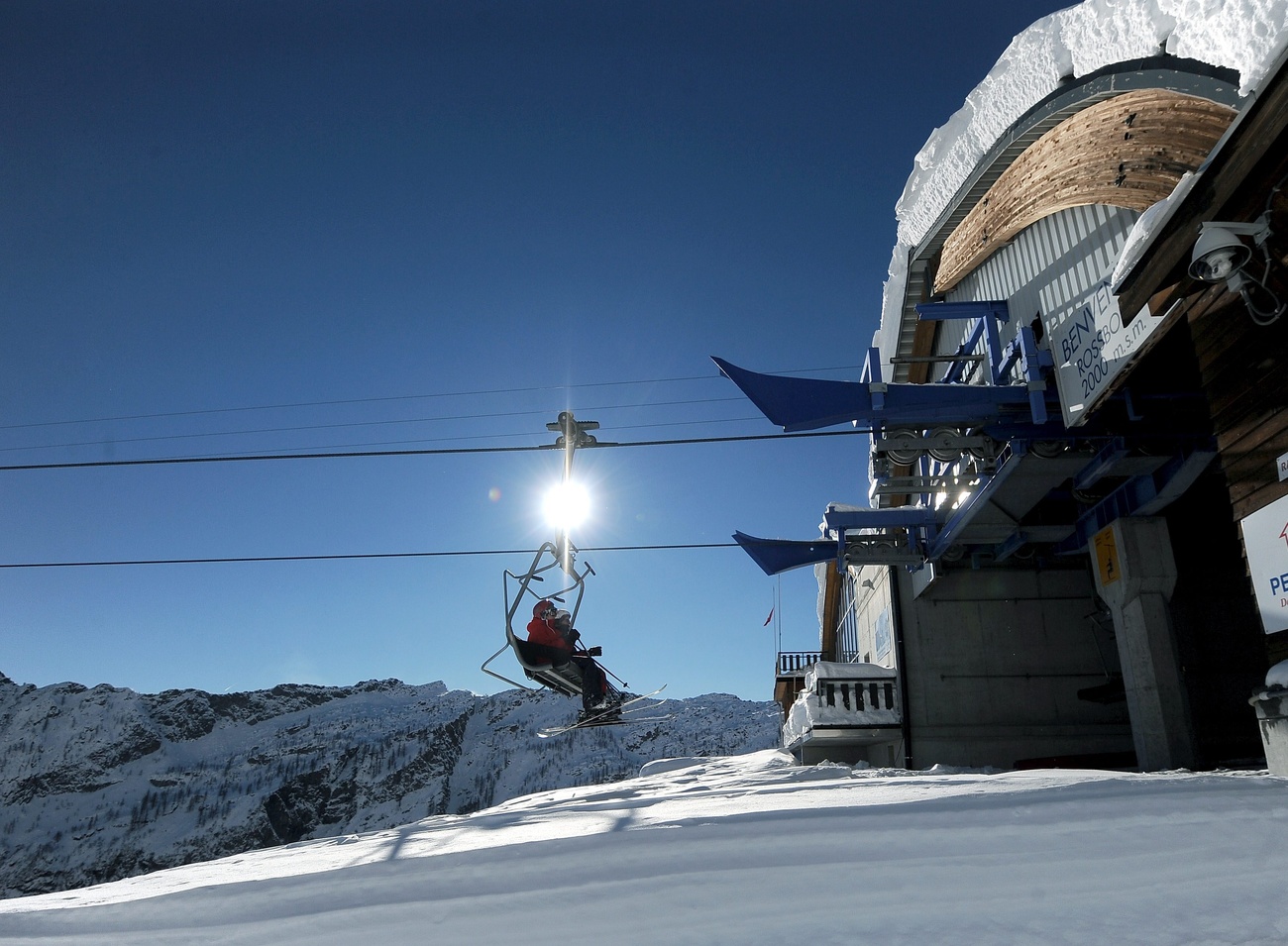 La stazione dell'impianto di risalita di Bosco Gurin con a bordo uno sciatore.