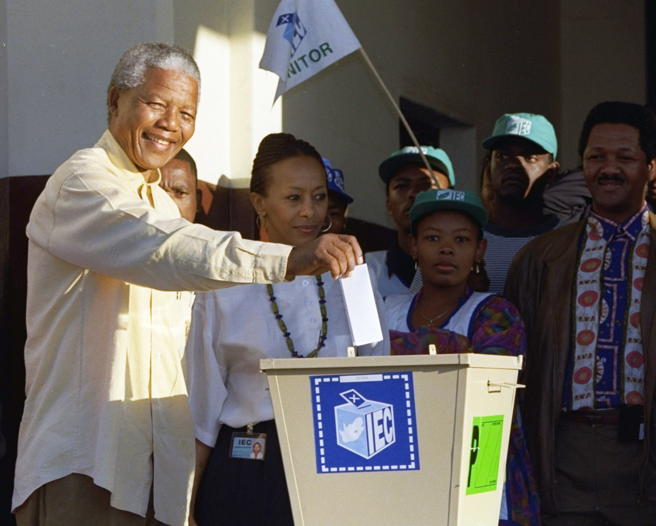 Nelson Mandela und ein Wahlzettel.