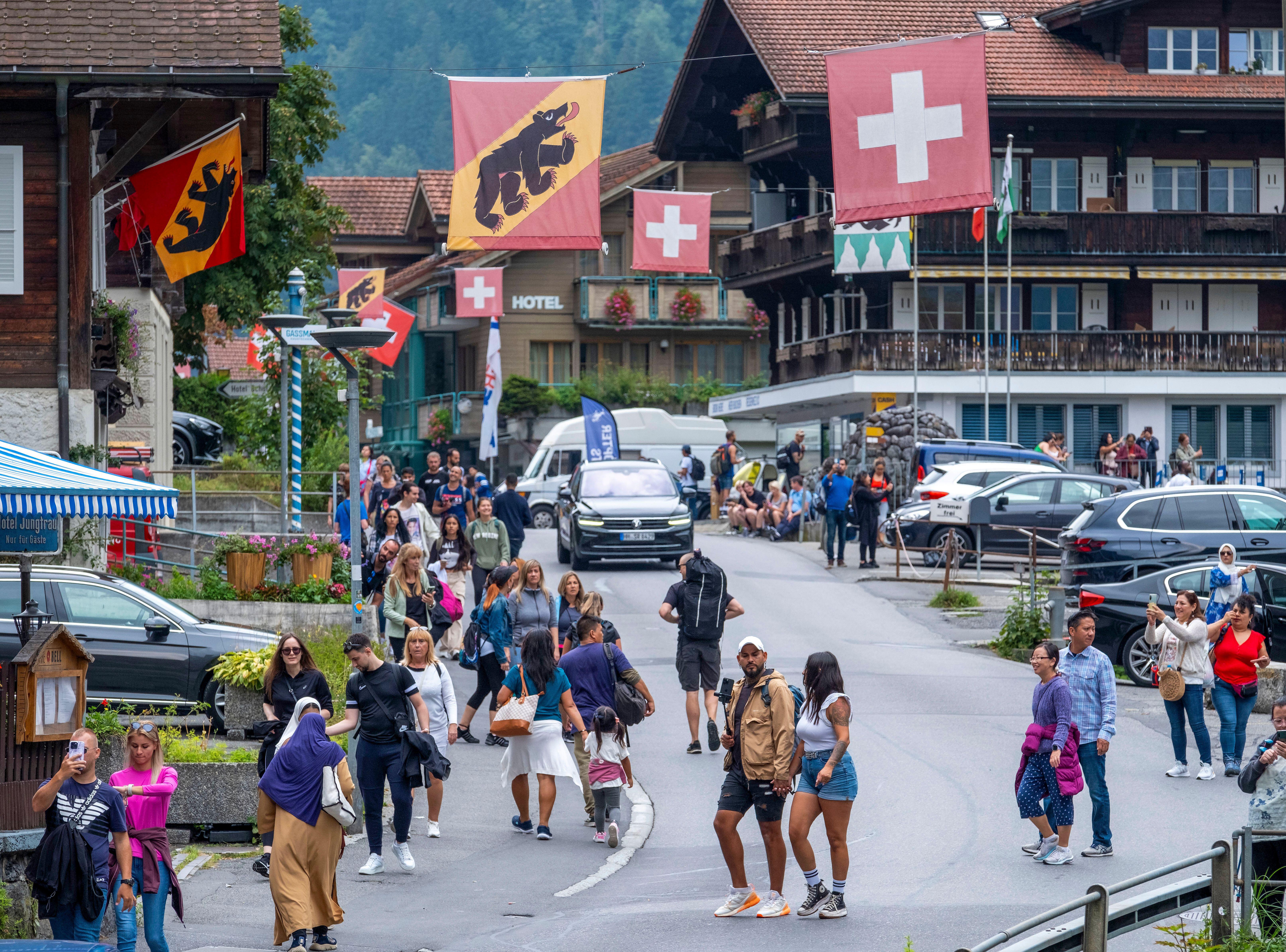 Eine volle Strasse in Lauterbrunnen