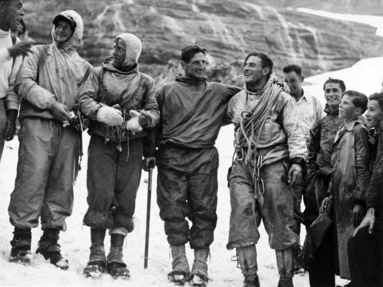 льпинисты Генрих Харрер, Людвиг «Виггерль» Фоерг, Андреас Хекмайр и Фриц Каспарек, слева направо, позируют после первого успешного восхождения на северную вершину горы Эйгер близ Гриндельвальда в Бернском Оберланде, Швейцария, фото 24 июля 1938 года.