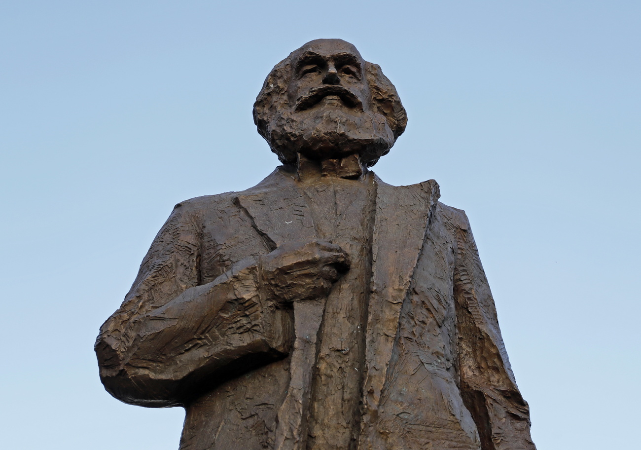 statue of karl marx