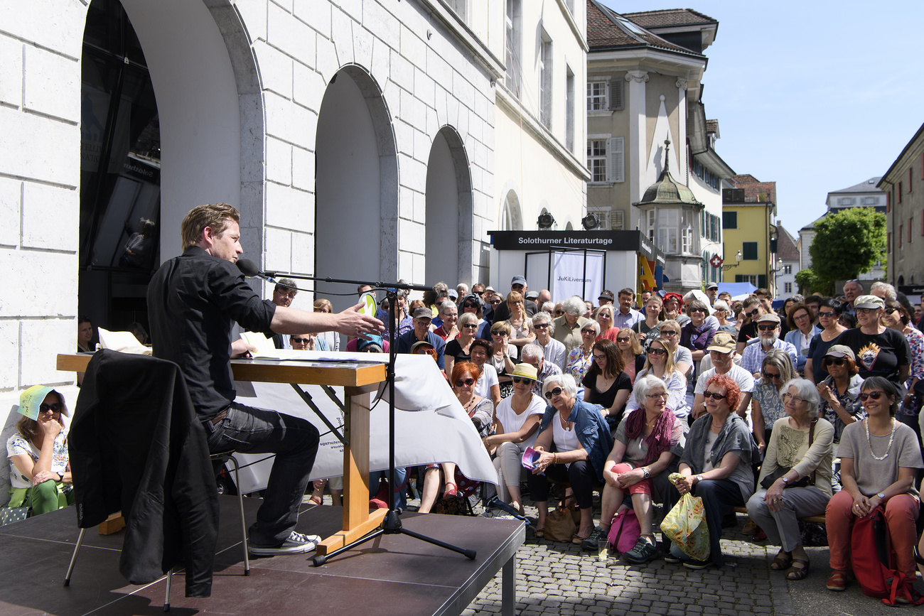 persone in piazza