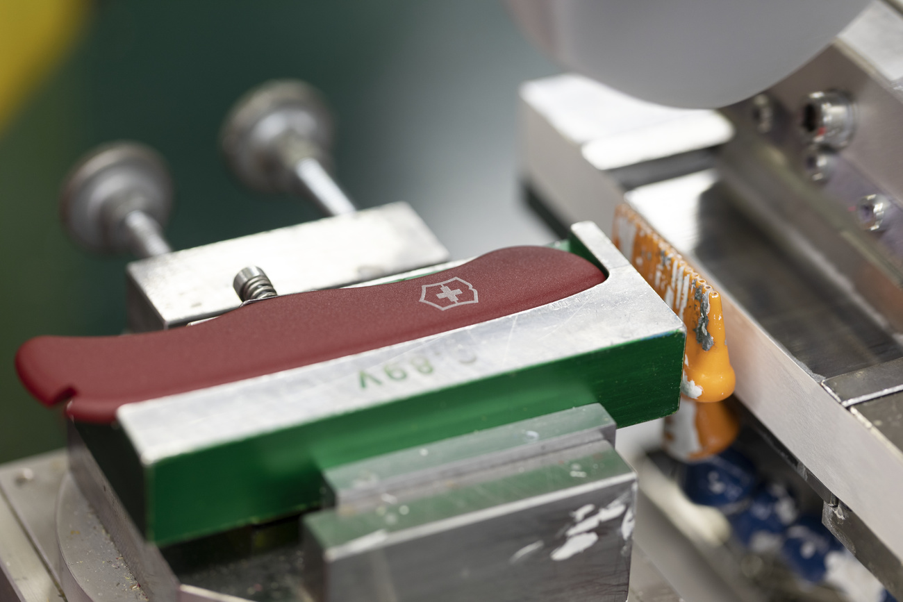 Couteau suisse en cours de fabrication