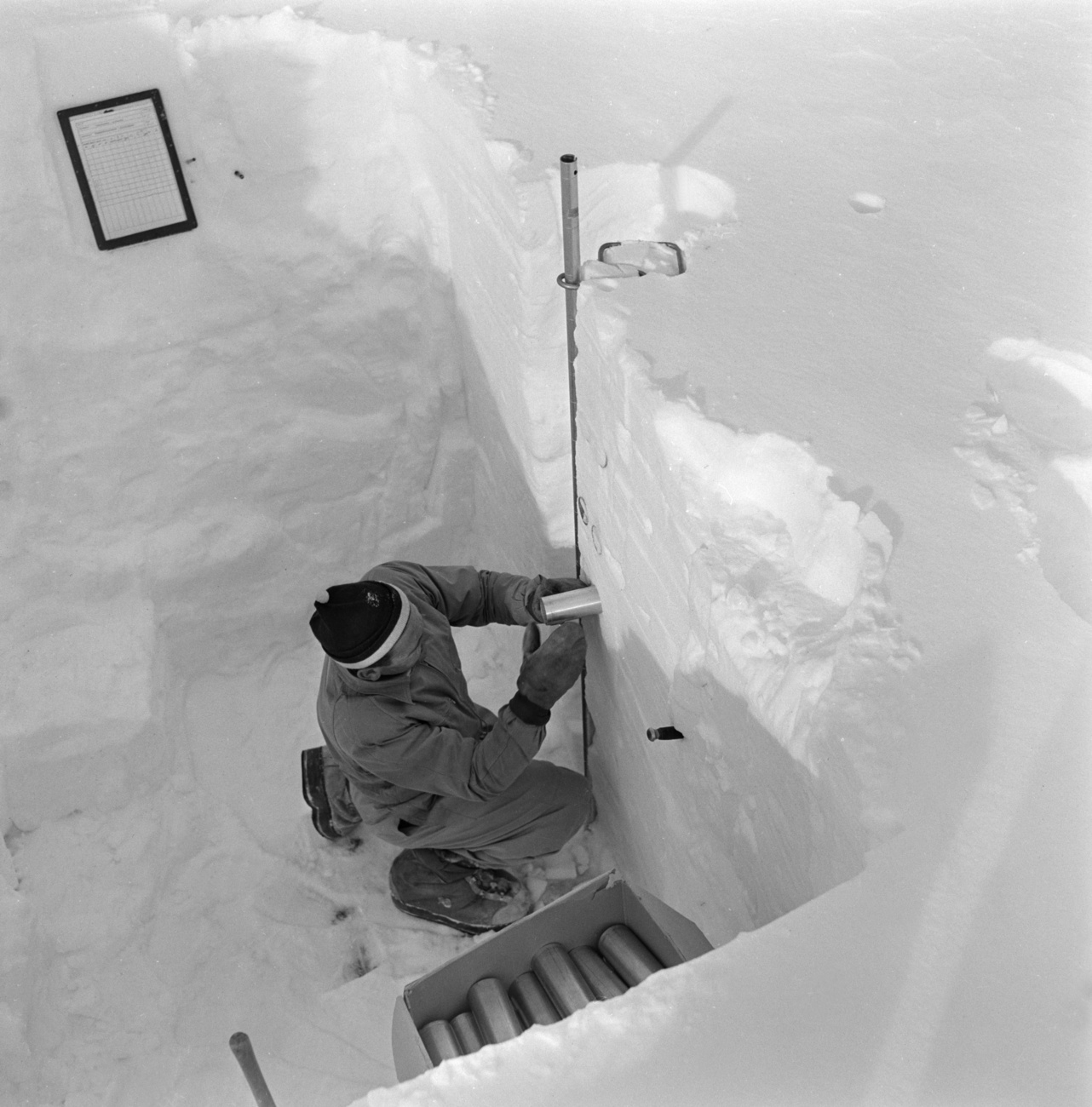 persona in un buco di neve