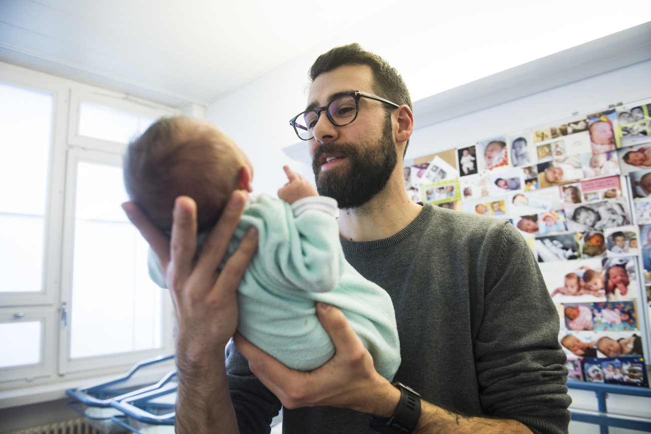 mann hält ein baby
