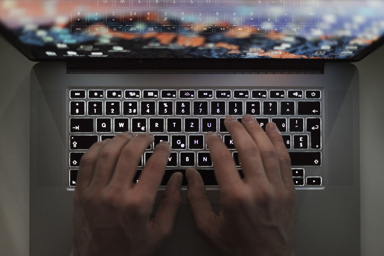 A man uses a laptop with bright keyboard, in Zurich, Switzerland, on March 5, 2019. (KEYSTONE/Christian Beutler) Ein Mann benutzt ein Laptop mit leuchtender Tastatur, am 5. Maerz 2019 in Zuerich. (KEYSTONE/Christian Beutler)