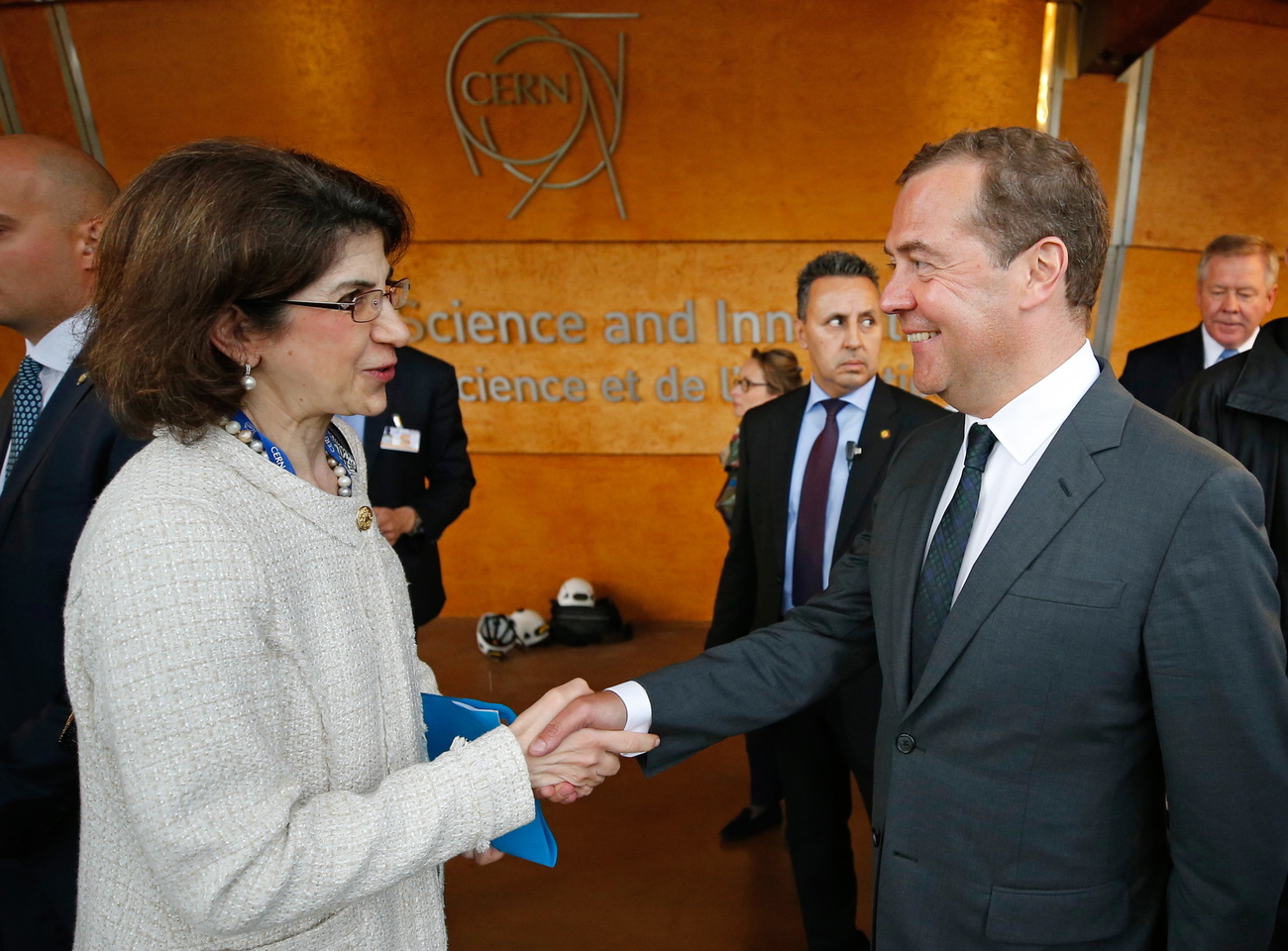 Le premier ministre russe et la directrice du CERN se serrent la main.