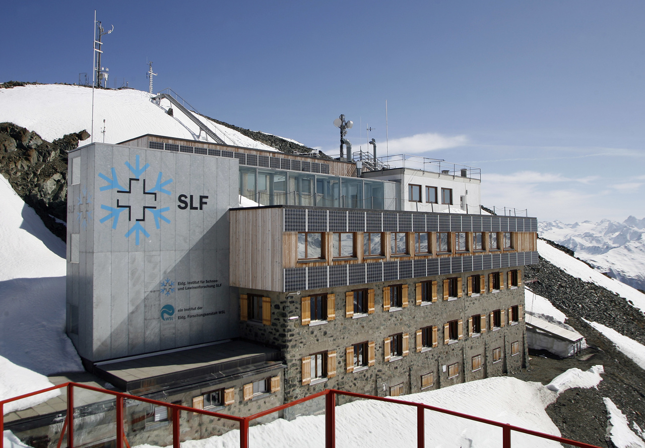 Das Institut für Lawinenforschung von aussen aufgenommen.
