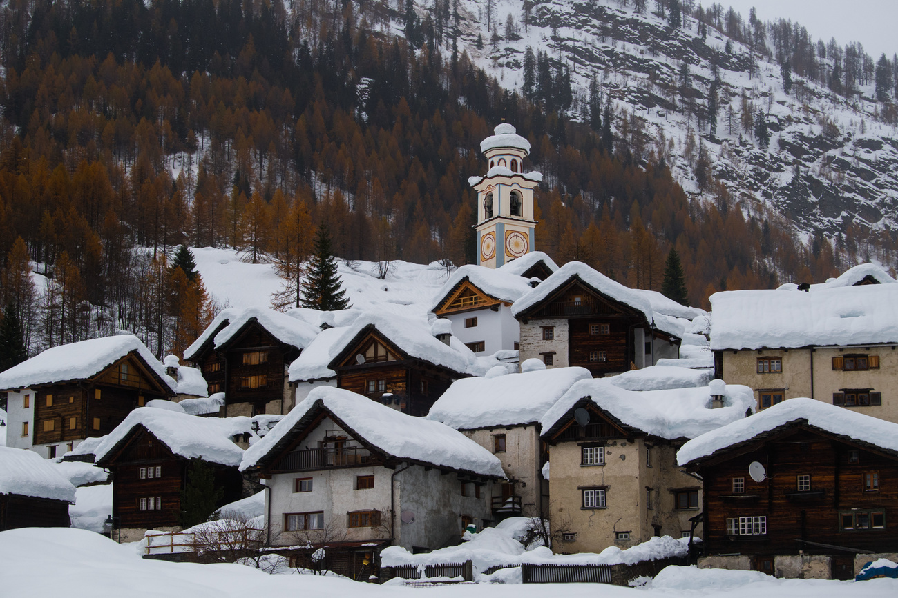 Veduta di Bosco Gurin sotto la neve nel novembre 2019.