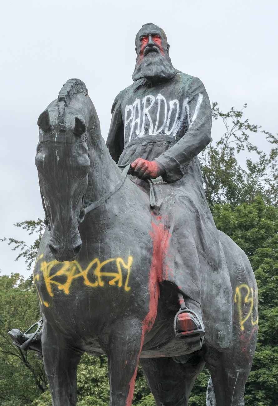 Statua vandalizzata