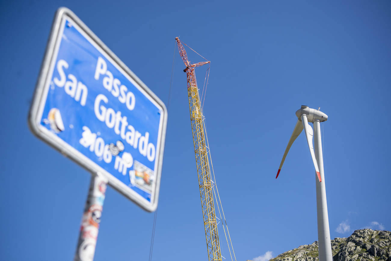 Una pala eolica in costruzione sul Passo del San Gottardo.