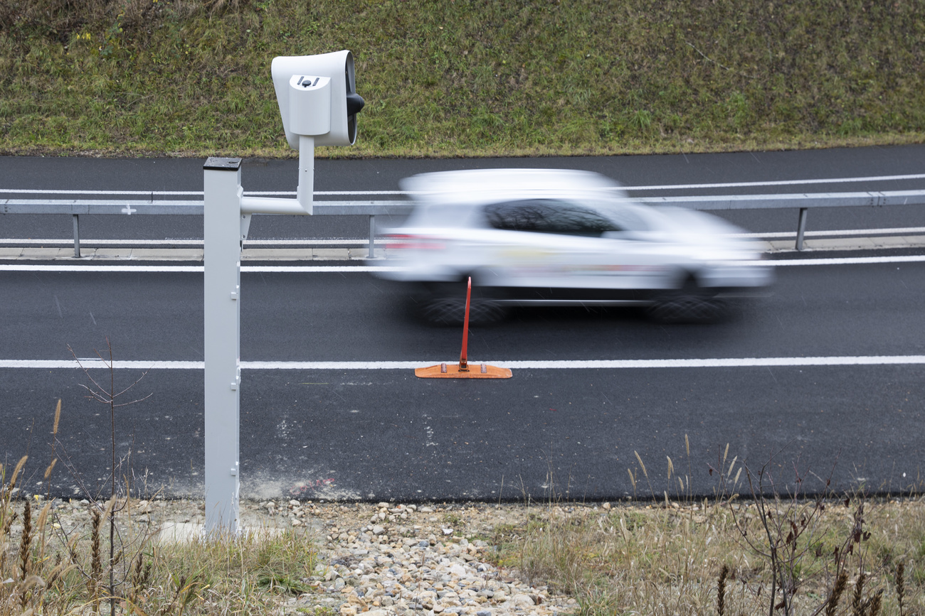 Un veicolo passa accanto a un autovelox.