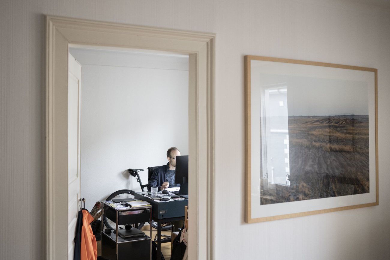 persona dietro a un computer in uan casa