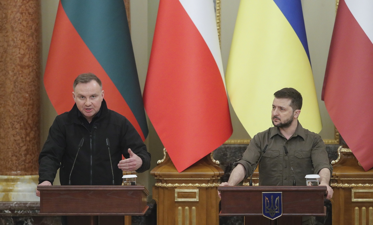 Президент Польши Анджей Дуда (слева) и Президент Украины Владимир Зеленский (справа) во время пресс-конференции в Киеве, Украина, 13 апреля 2022 г.